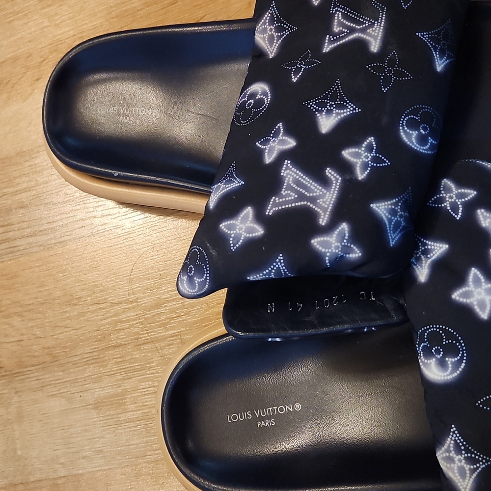 Authentic Louis Vuitton Navy and Cream Monogram Slides - Picture 4 of 5